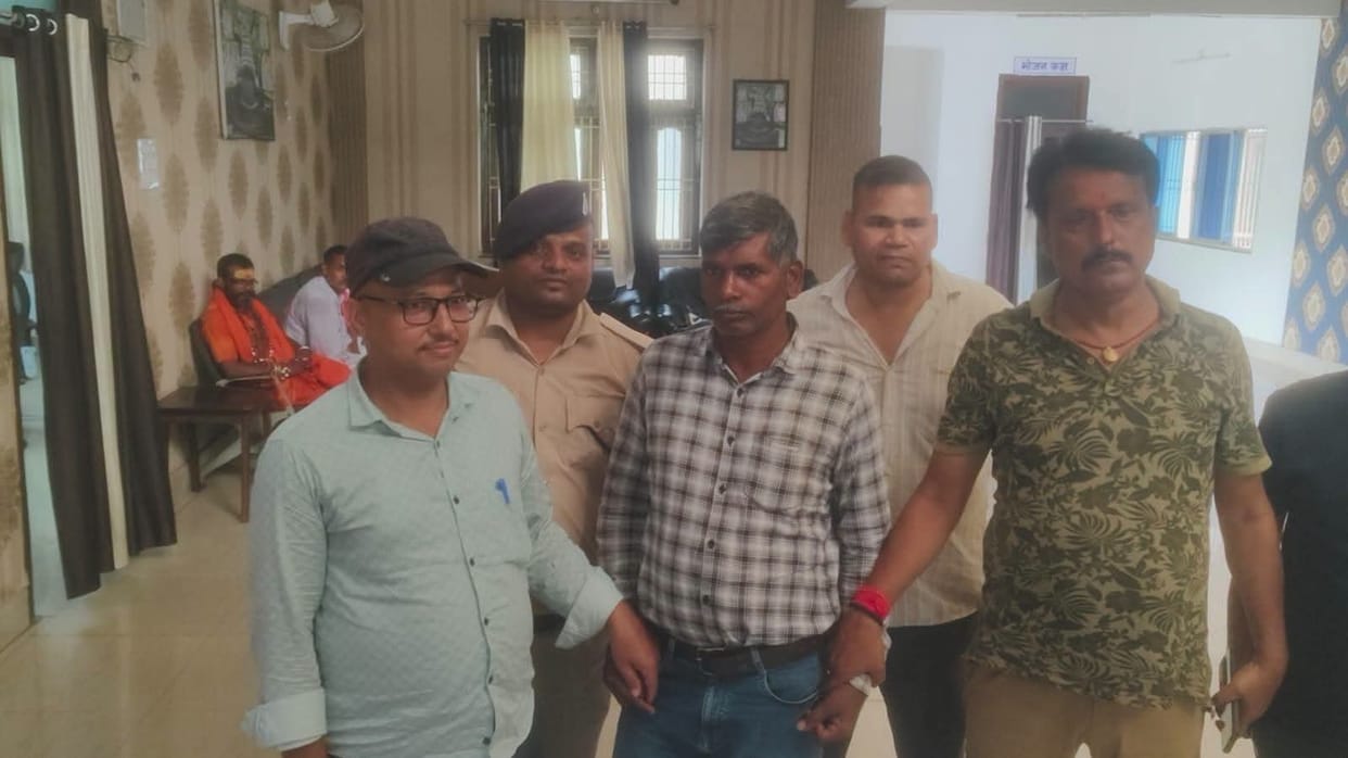 Bihar news JehanabadAmin Sahib was caught by the vigilance and was taking bribes for measuring land