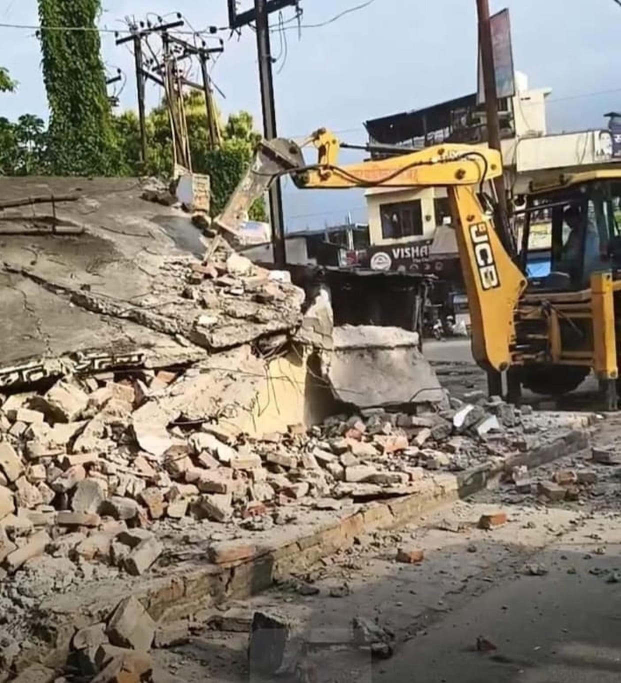 Municipality demolished the Electricity Department's collection center.