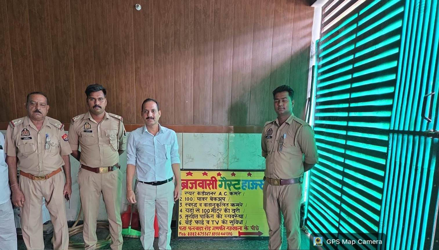 ब्रजघाट में गेस्ट हाउस पर सीलिंग की कार्रवाई करते अधिकारी। स्रोत प्रशासन