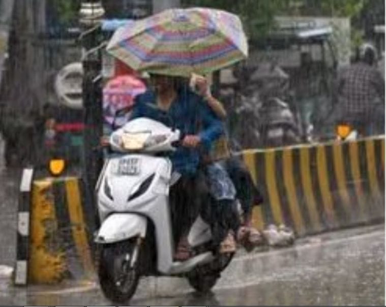 बारिश के दाैरान राहगीर
