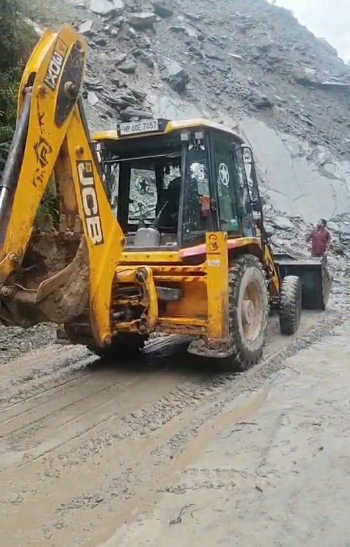 बंद हाईवे को बहाल करने में जुटीएनएचएआई की मशीनरी। जागरूक पाठक
