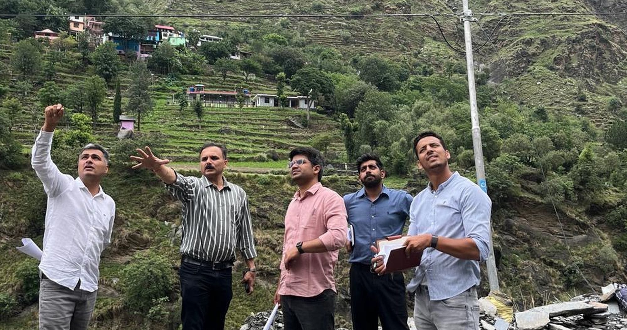 चंबा के भमौर एनएच पर निरीक्षण के दौरान एनएचएआई की टीम।स्रोत विभाग