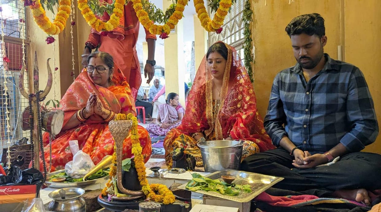 Devotees flocked for darshan following the ceremonial adornment of Shanteshwar Mahadev.