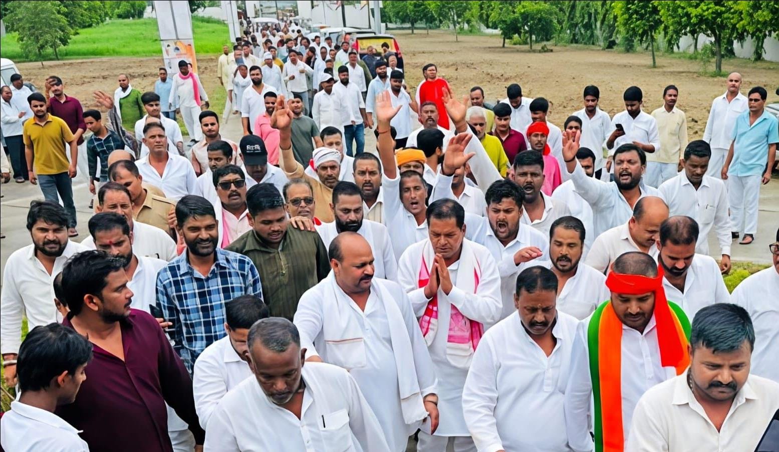 चंद्रशेखर  की श्रद्धांजलि जुलुस निकलते लोग