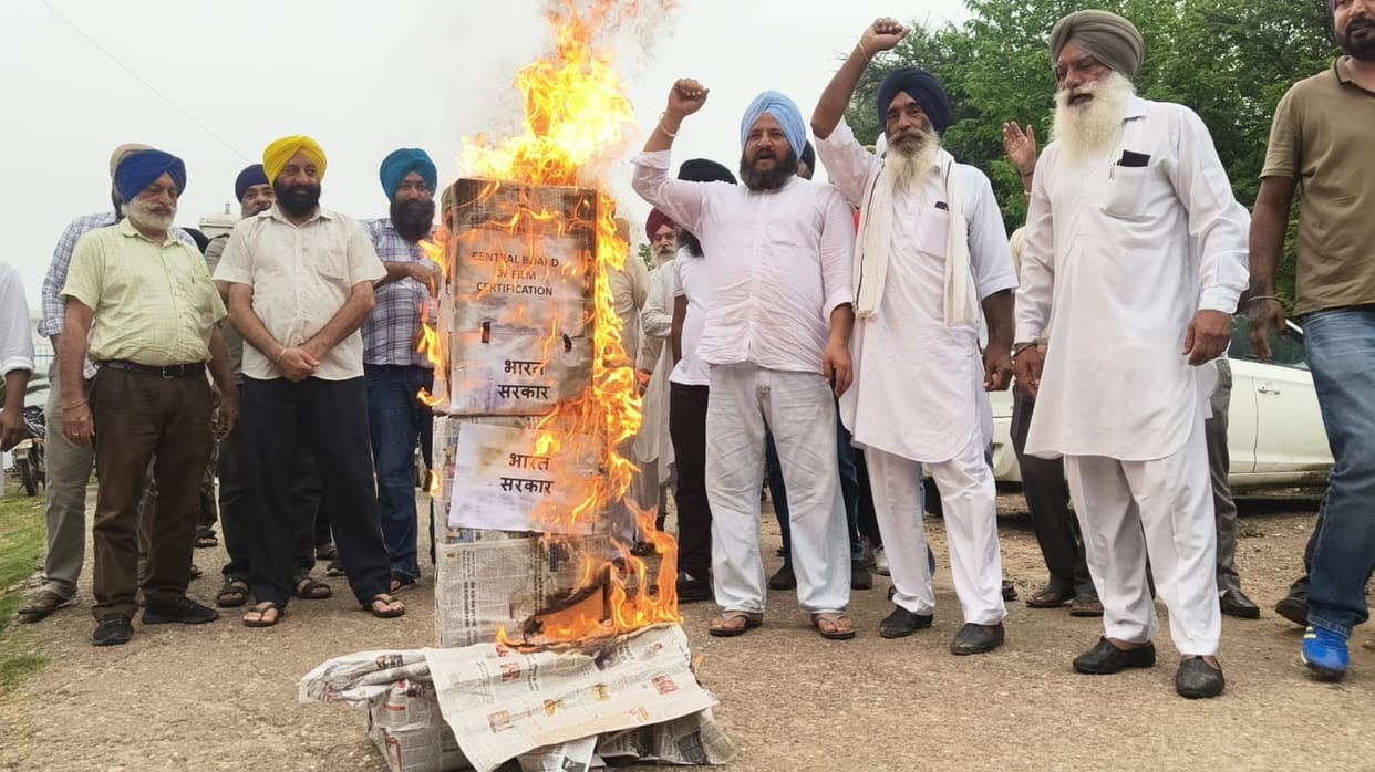Sikhs burned the government's effigy