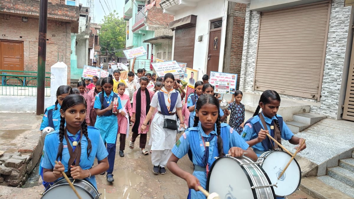 Prayagraj News: रैली निकालकर स्कूल चलो का किया आह्वान