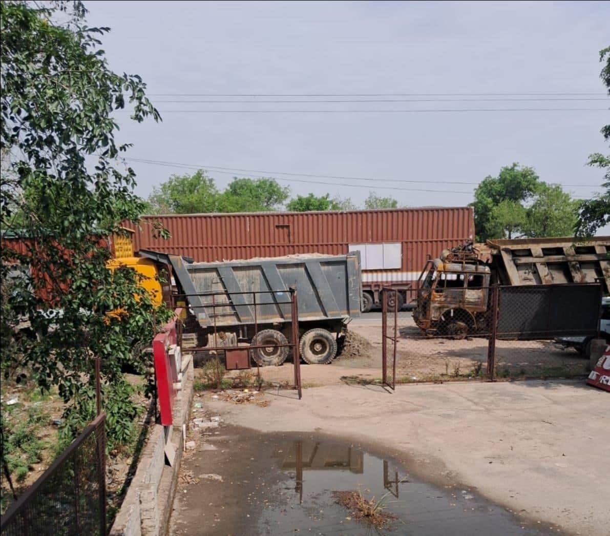 फोटो-1-जजामऊ चौकी पुलिस द्वारा दुकान के सामने खड़े कराए गए क्षतिग्रस्त वाहन। स्रोत: स्वयं