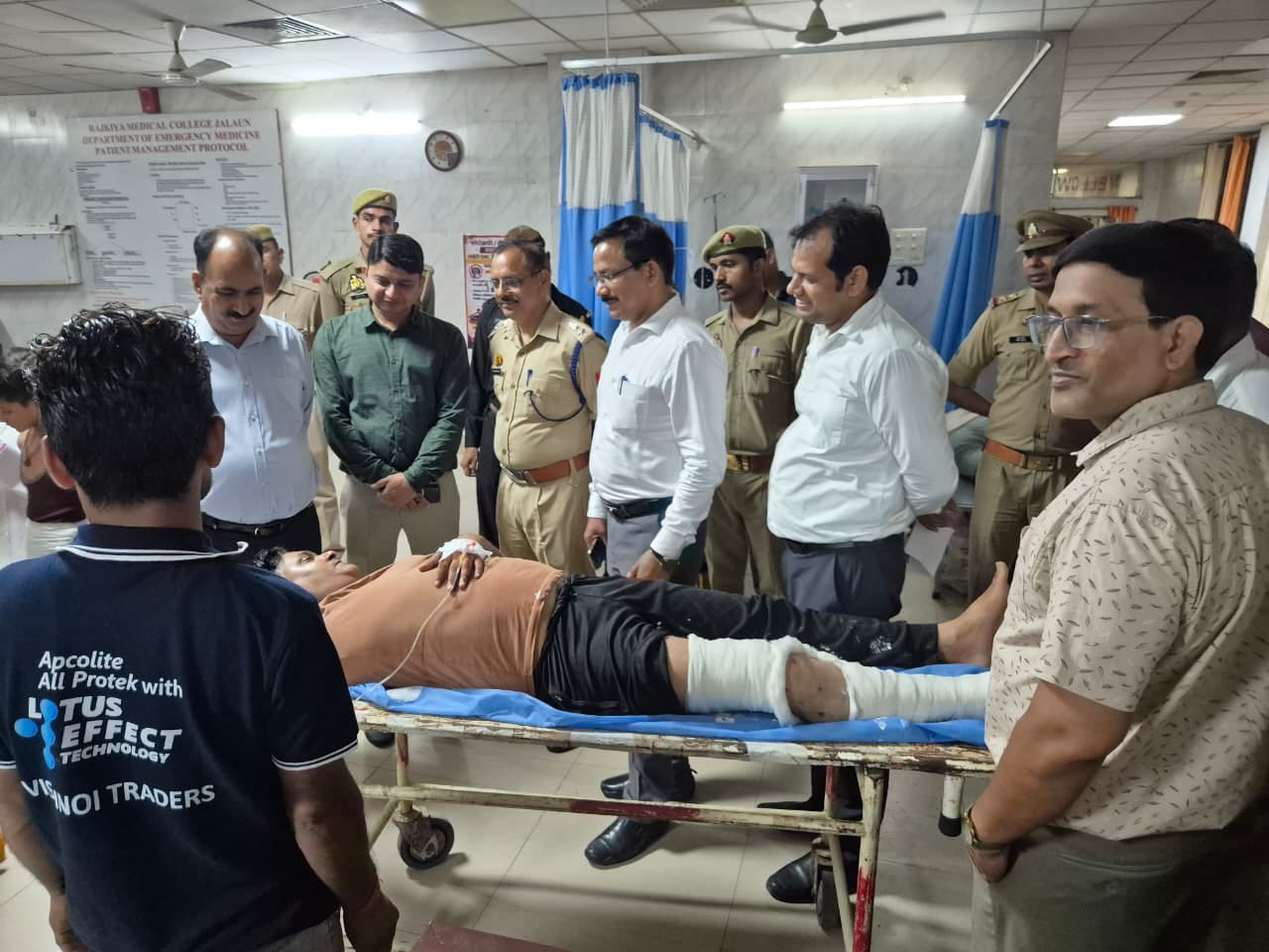 फोटो - 10 घायल का हालचाल लेते डीएम व एसपी। संवाद
