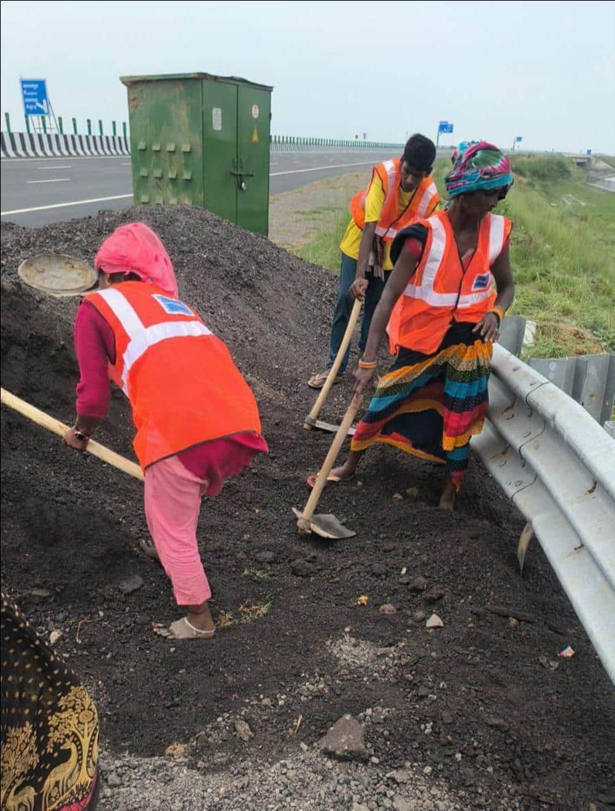 फोटो-20- मिट्टी बहने से कमजोर हुई सेफ्टी ग्रिल की मरम्मत करते कर्मचारी। संवाद