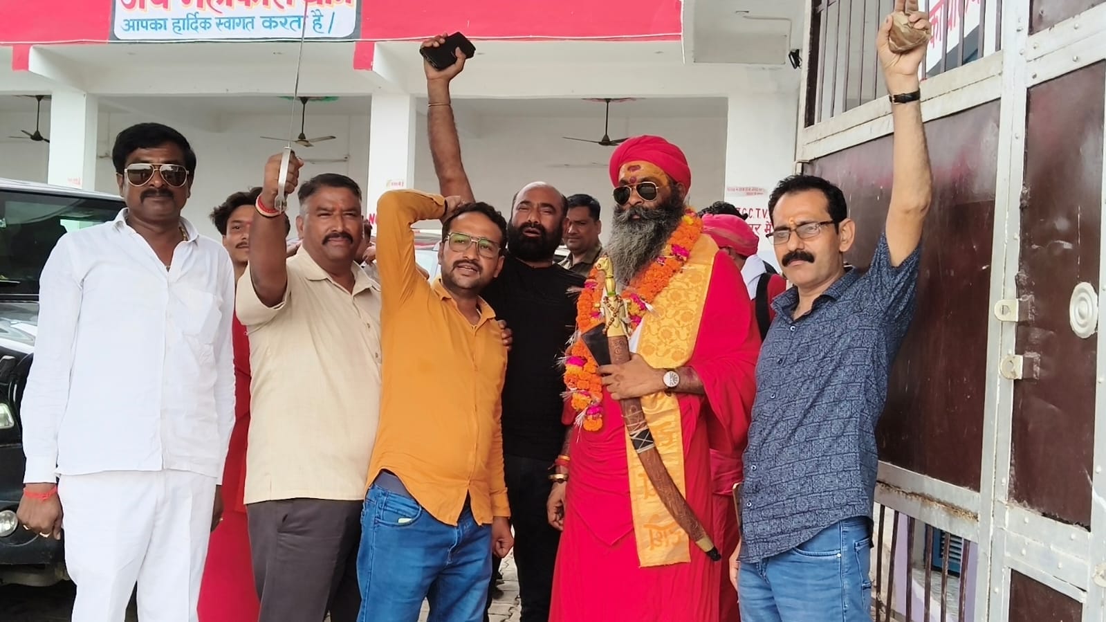 फोटो -22- महंत का स्वागत करते जनपद के पदाधिकारी। स्रोत:आयोजक