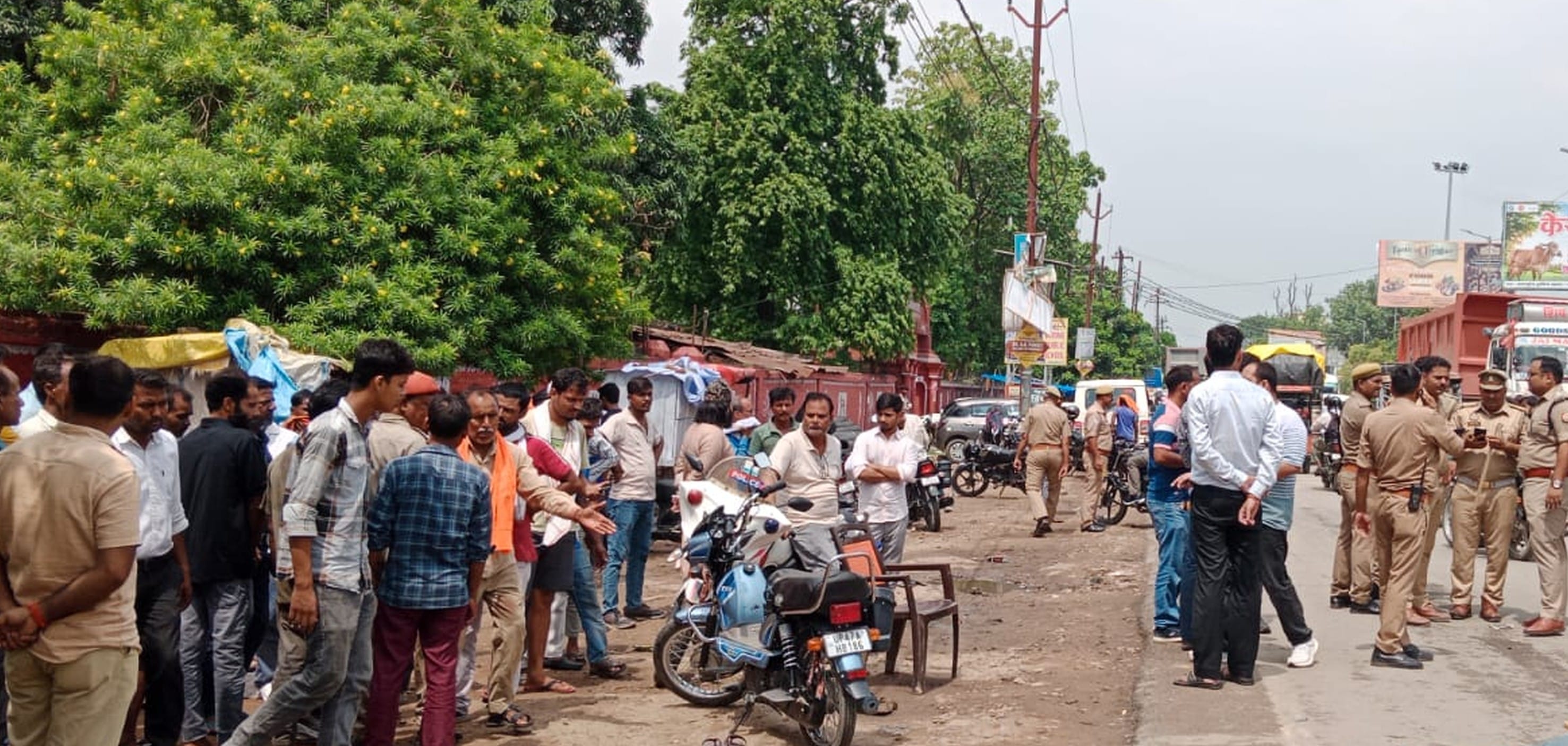 फोटो-26-बलरामपुर के एमपीपी इंटर कॉलेज के पास घटना स्थल पर जुटी लोगों की भीड़ ।-संवाद