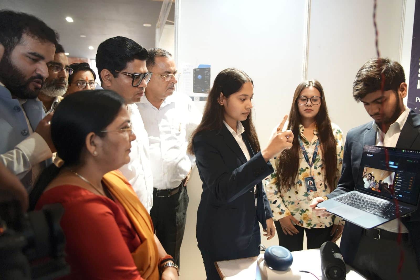फोटो-27-चंडीगढ़ यूनिवर्सिटी में आयोजित स्कॉलर्स समिट में शोध कार्यों का प्रदर्शन करते छात्र, म