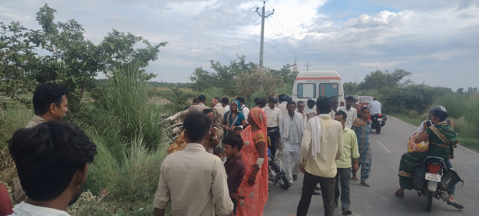 फोटो-27 ढाई घाट रोड स्थित मौनी आश्रम के पास खाई में पिकअप पलटने के बाद लगी भीड़। संवाद
