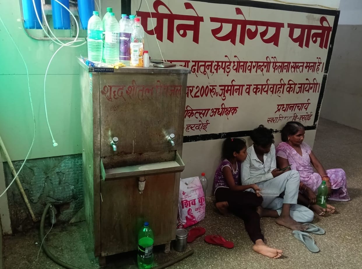 Poor arrangements outside the SNCU; thirsty relatives forced to wander in search of water.