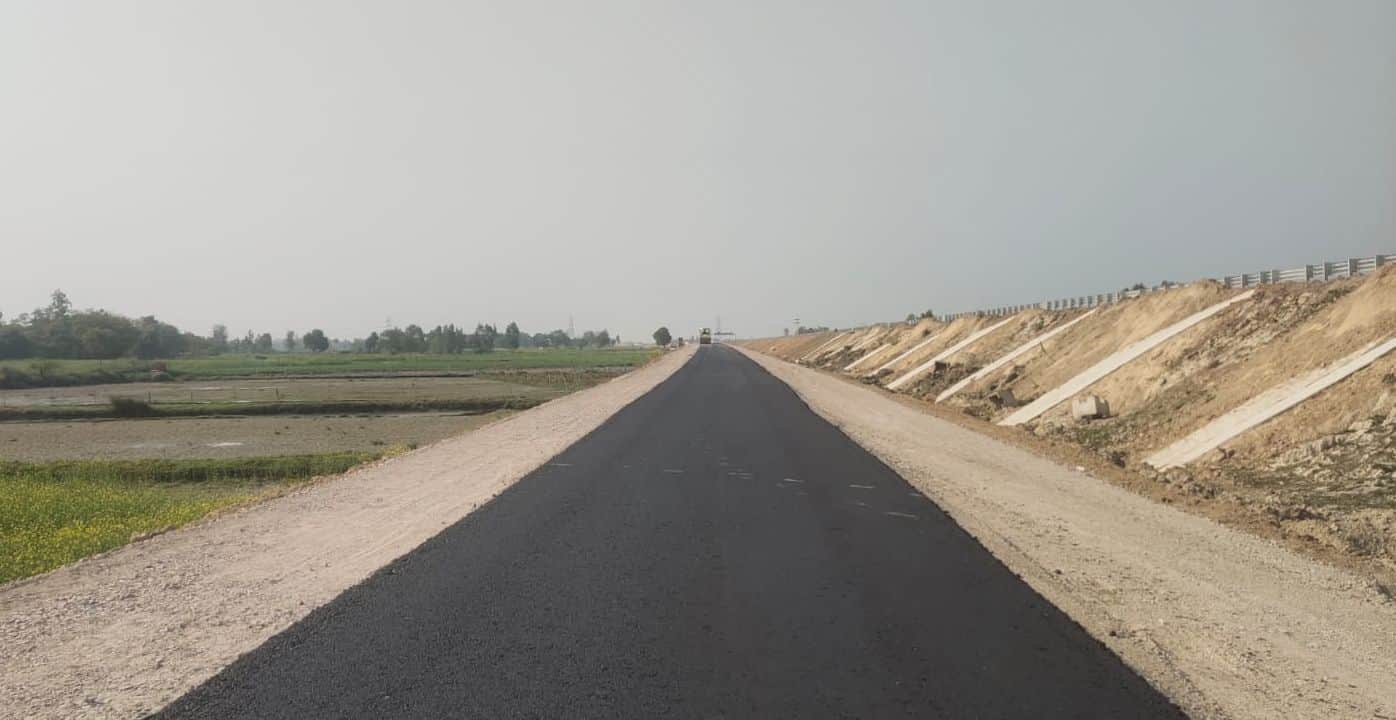 फोटो-4-ऊपर गंगा एक्सप्रेसवे और नीचे समानांतर बनी सर्विस रोड। संवाद