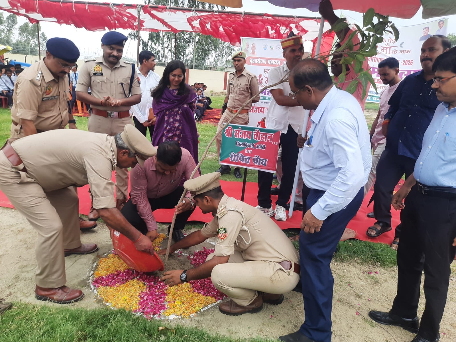  गौरीगंज स्थित पुलिस लाइन परिसर में पौधरोपण करते डीएम, एपी व सीडीओ संग अन्य। स्रोत: विभाग