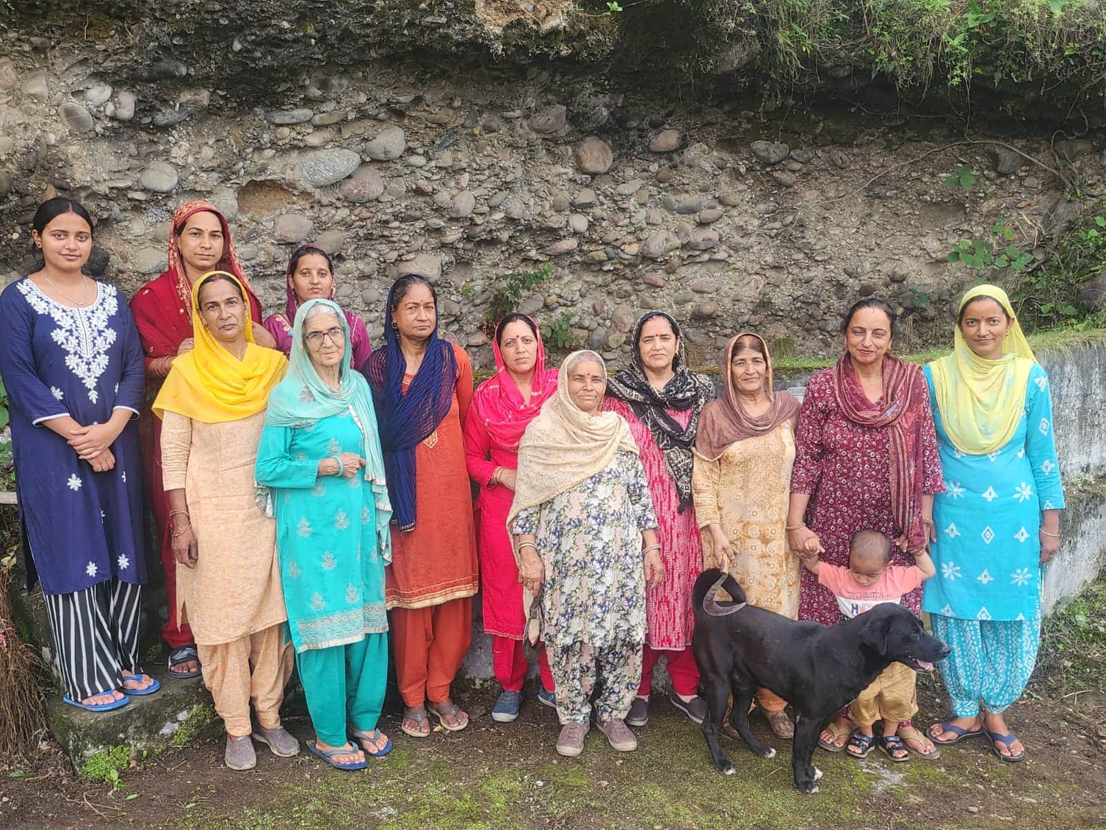 ग्राम पंचायत भटेड की महिलाओं ने की जल स्त्रोतो की सफाई। स्रोत: जागरूक पाठकदुर्गा महिला मंडल भ