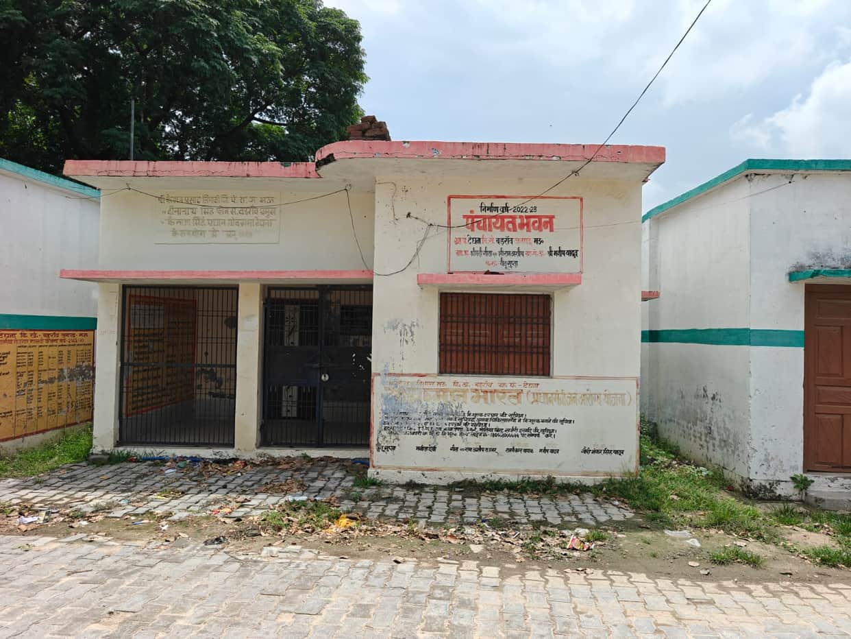 Despite the order, *Lekhpals* were not seen at the secretariats; in some places, pushcarts were found, while in others, vaccination drives were underway.