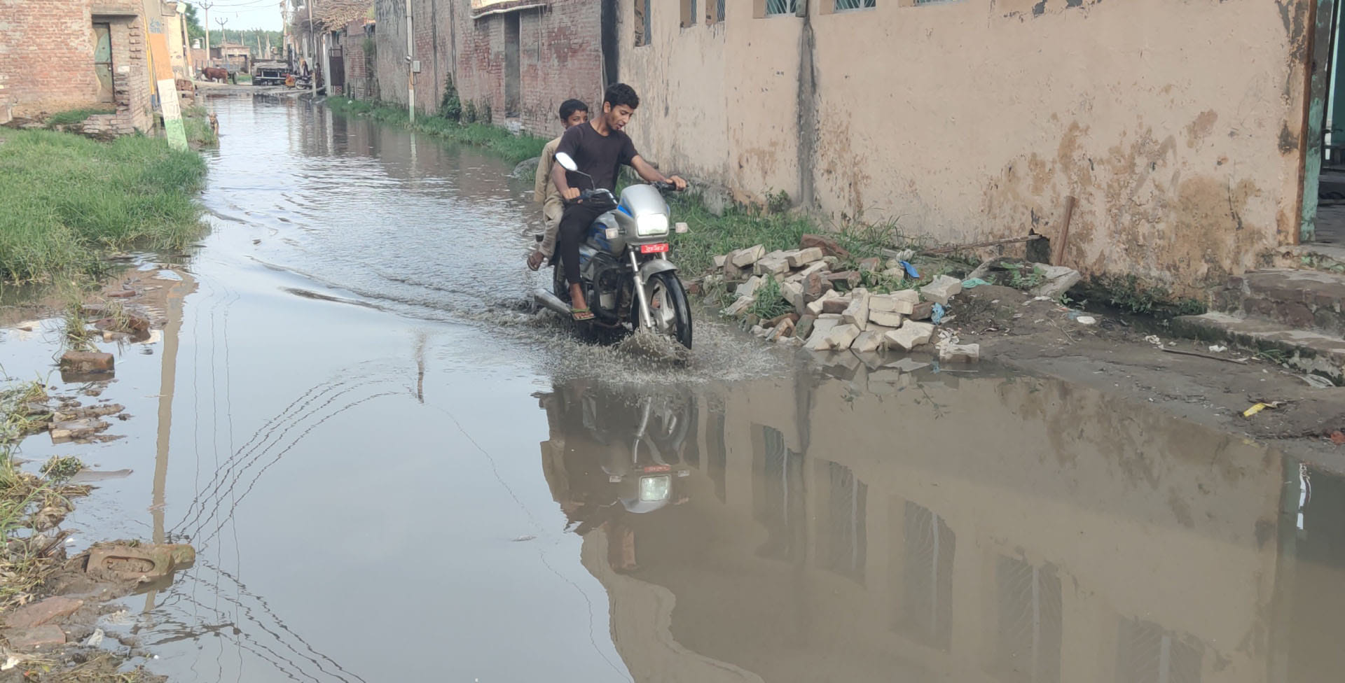 गांव गढी बैसक में जमा पानी। संवाद