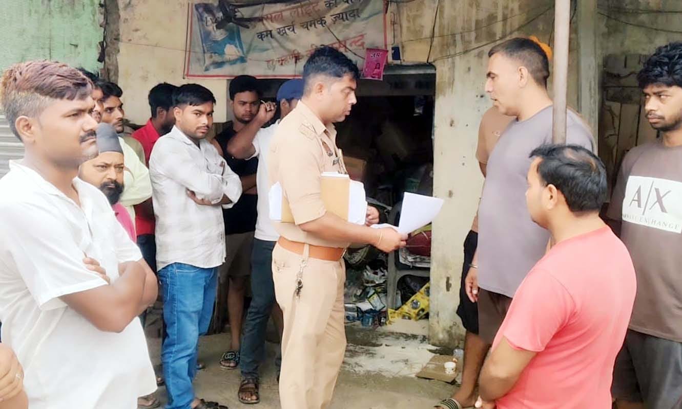 Goods worth six lakh rupees stolen from a grocery store in Rampur and a house in Chandpur.