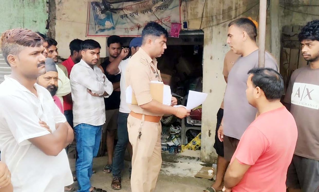 Goods worth six lakh rupees stolen from a grocery store in Rampur and a house in Chandpur.