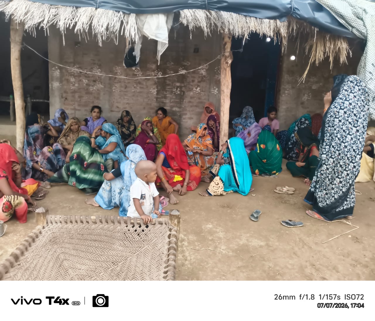 घटना के बाद हजियापुर गांव में गमजदा परिजन। संवाद