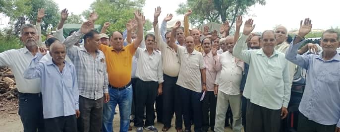 : हिमाचल प्रदेश राज्य विद्युत बोर्ड पेंशनर यूनिट देहरा मांगों को लेकर नारेबाजी करते हुए ।स्रो