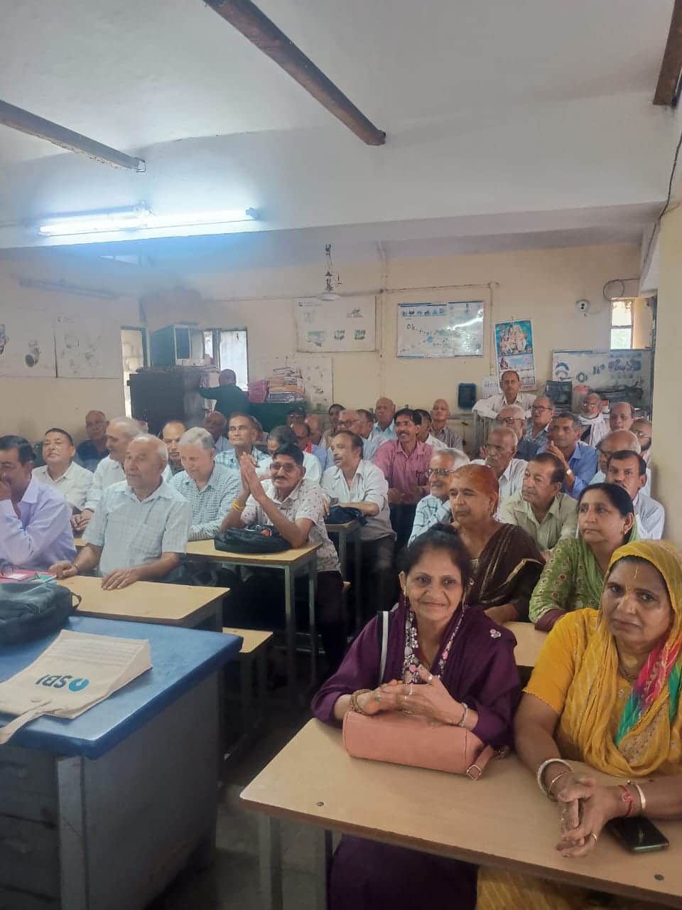 हिमाचल परिवहन सेवानिवृत कर्मचारी कल्याण मंच की बैठक में मौजूद पेंशनर। स्रोत : मंच