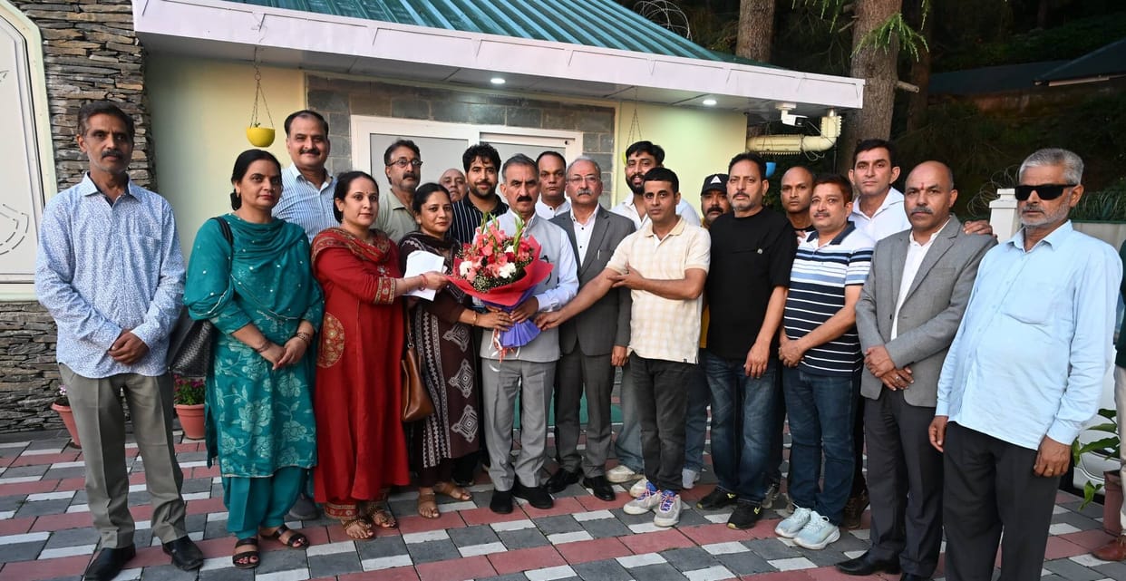 Chief Minister assures Hamirpur kiosk owners of proper rehabilitation.