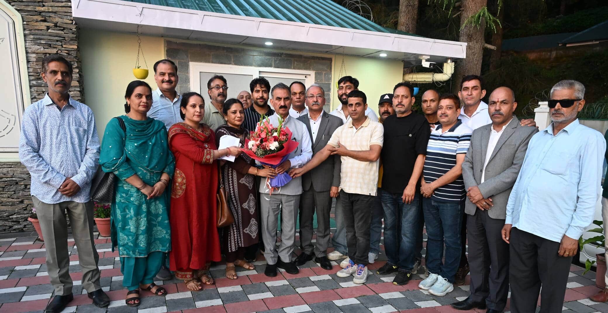 हमीरपुर के खोखाधारक शिमला में मुख्यमंत्री से भेंट करते हुए। स्रोत : जनसंपर्क विभाग