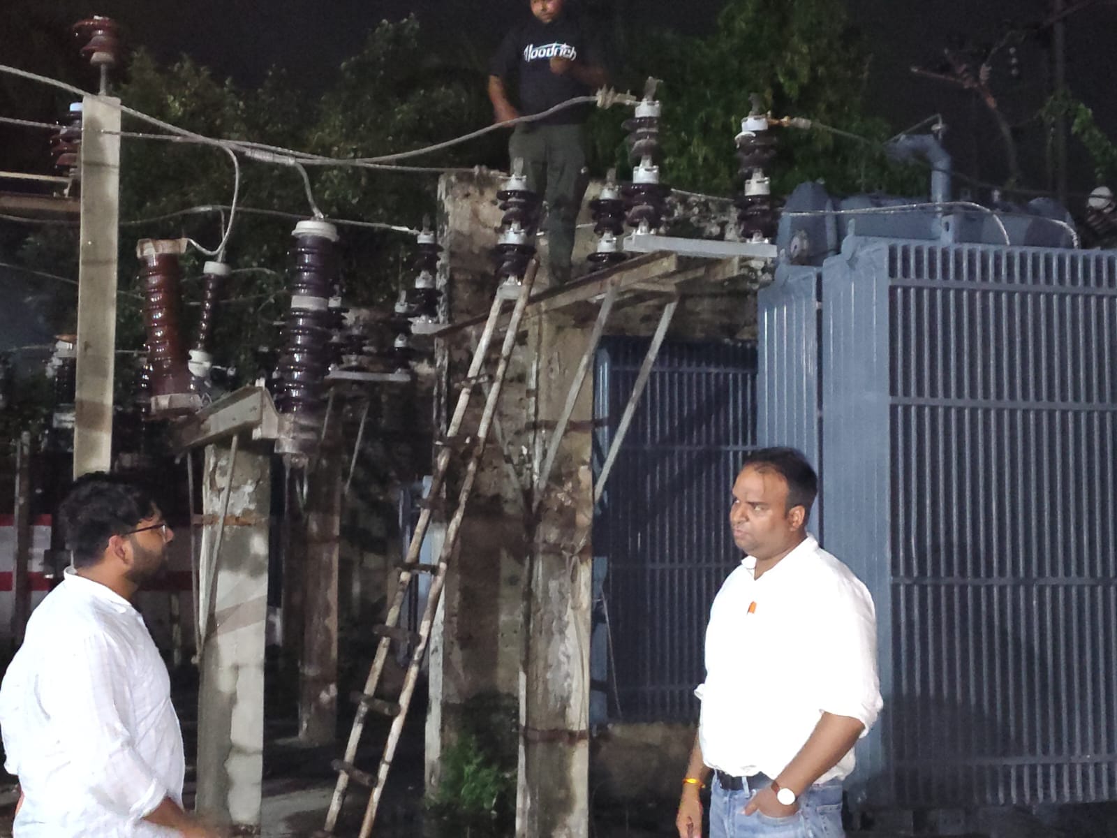 हापुड़ में बिजली का फाल्ट ठीक करते कर्मचारी। संवाद