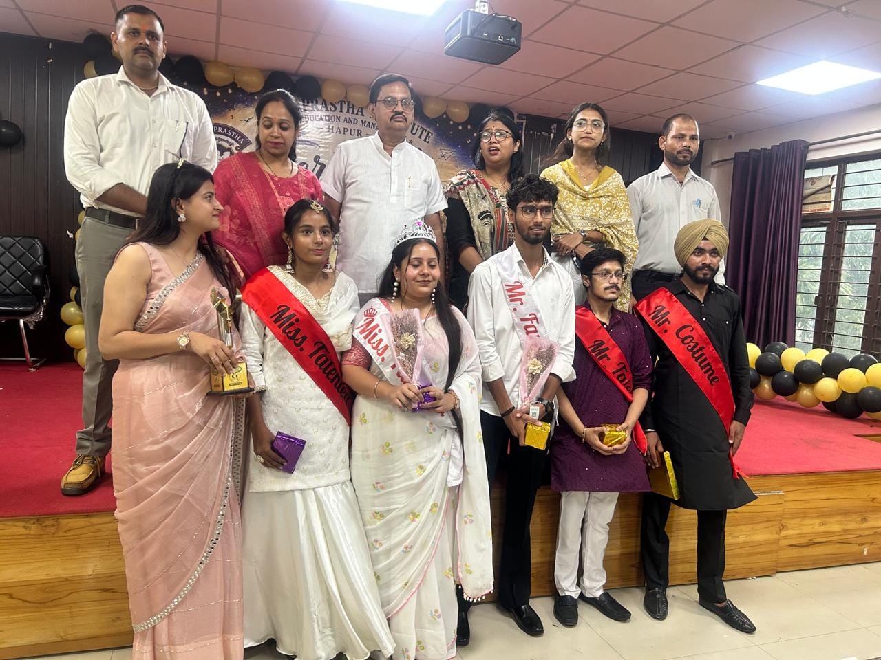 इंद्रप्रस्थ इंस्टीट्यूट में आयोजित विदाई समारोह में विजेता छात्र छात्राएं। स्रोत संस्थान