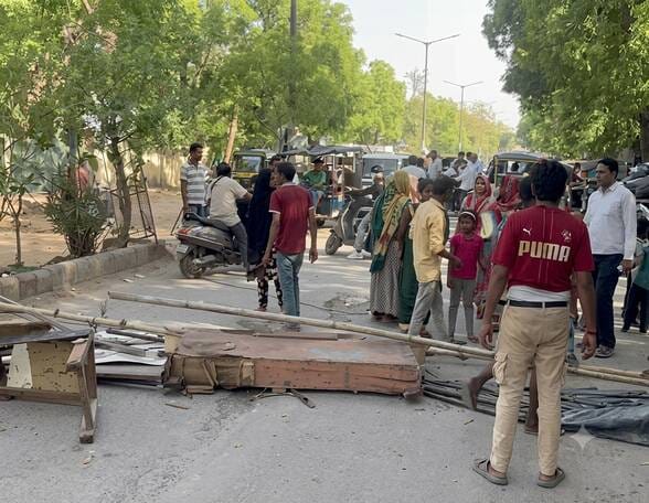 Jam imposed in protest against demolition of slums