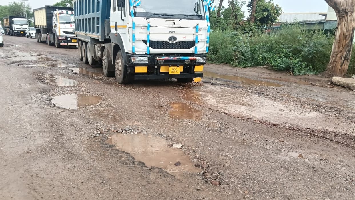 150 potholes in a 1-km stretch of the Ravaldhi-Bhiwani Link Road; the journey is becoming life-threatening