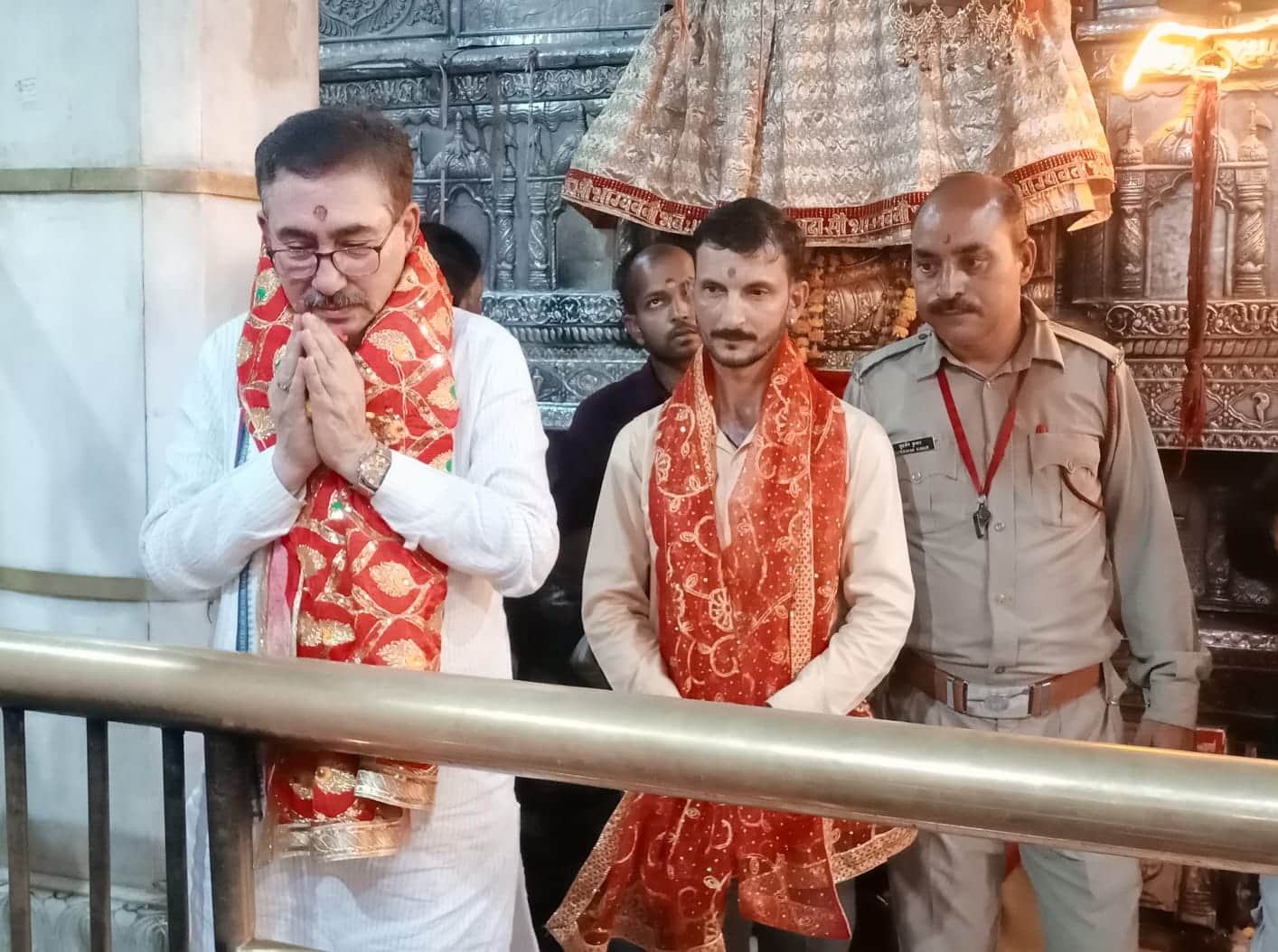 ज्वालामुखी मंदिर में दर्शन करते भाजपा विधायक विपिन सिंह परमार। पार्टी