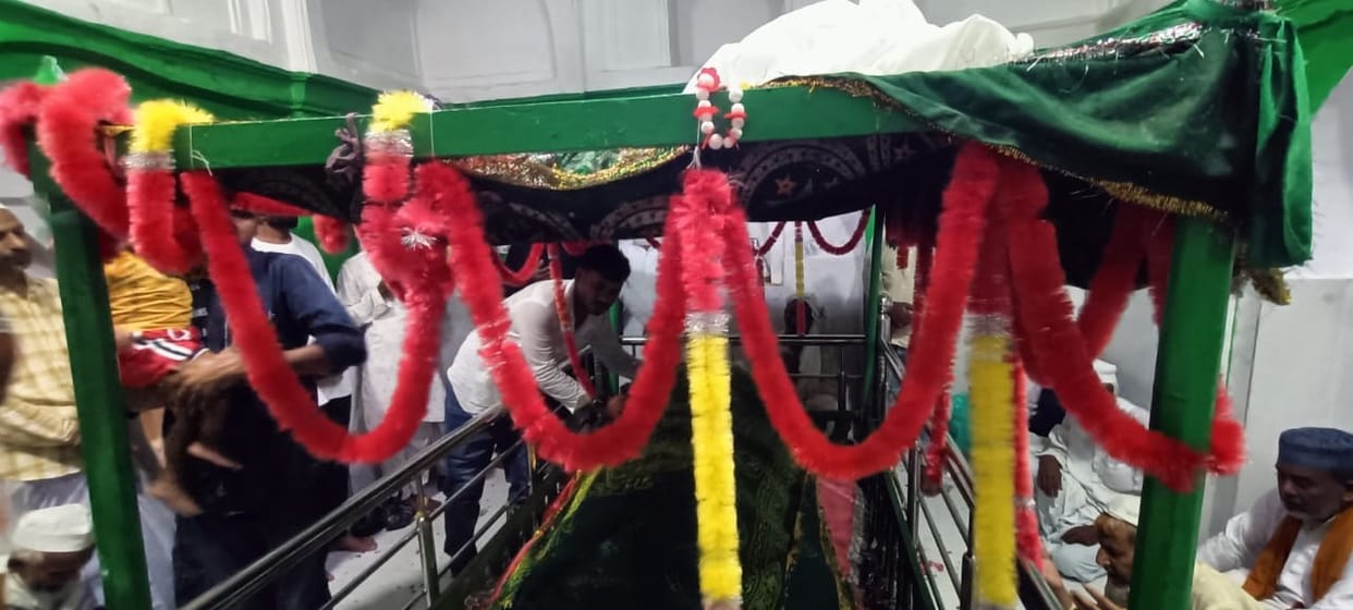 At the Laddah Shah Urs fair, pilgrims offered chadar and prayed