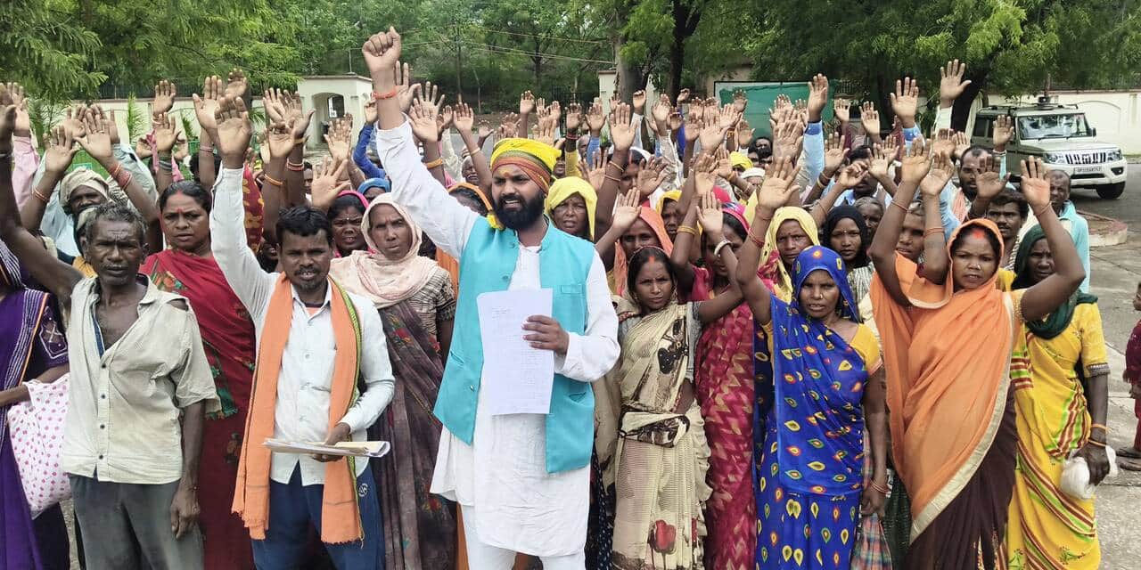 कलेक्ट्रेट में विरोध प्रदर्शन करते मारकुंडी ग्राम पंचायत के ग्रामीण।संवाद