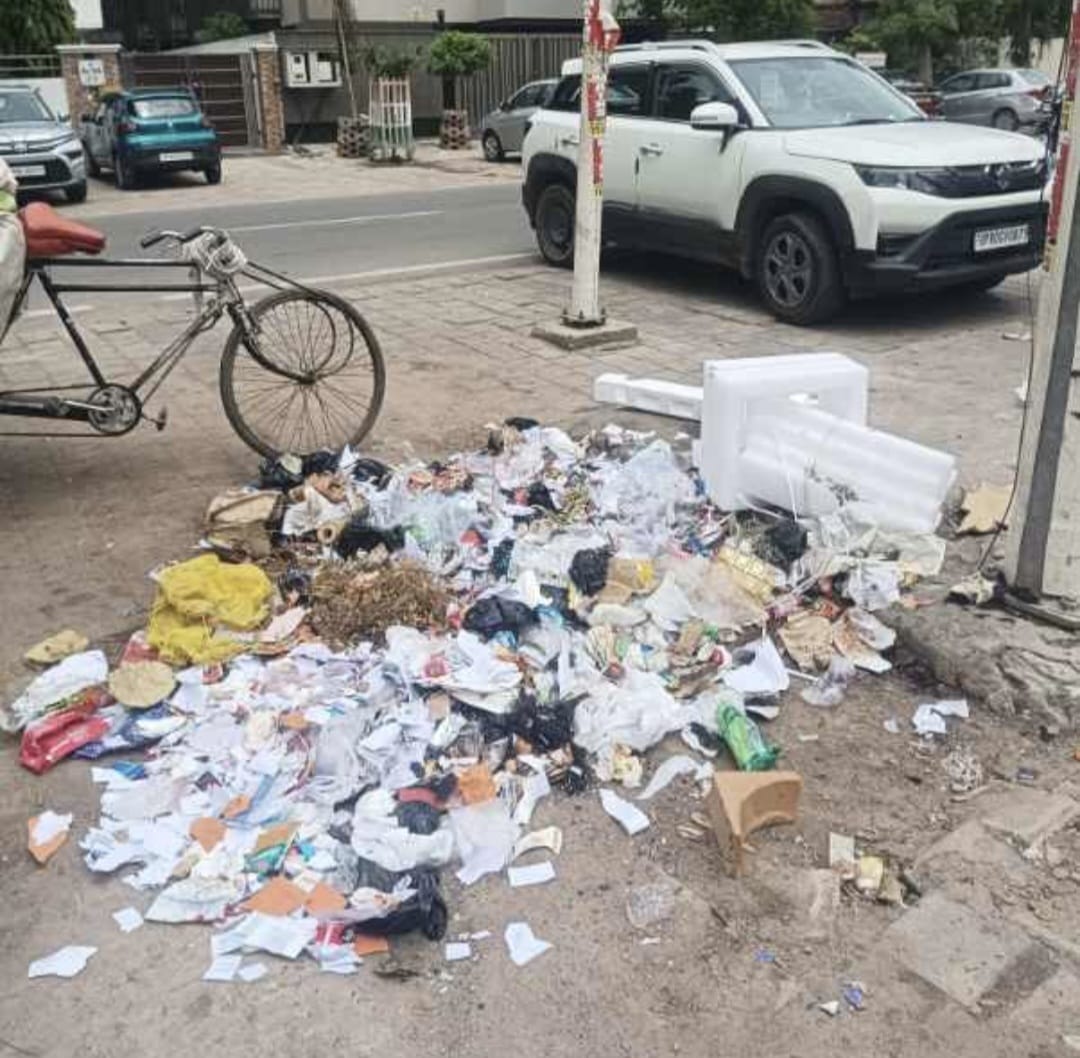 Agra News: हाजिरी रजिस्टर में 30 कर्मचारी और मौके पर 15, सुपरवाइजर निलंबित