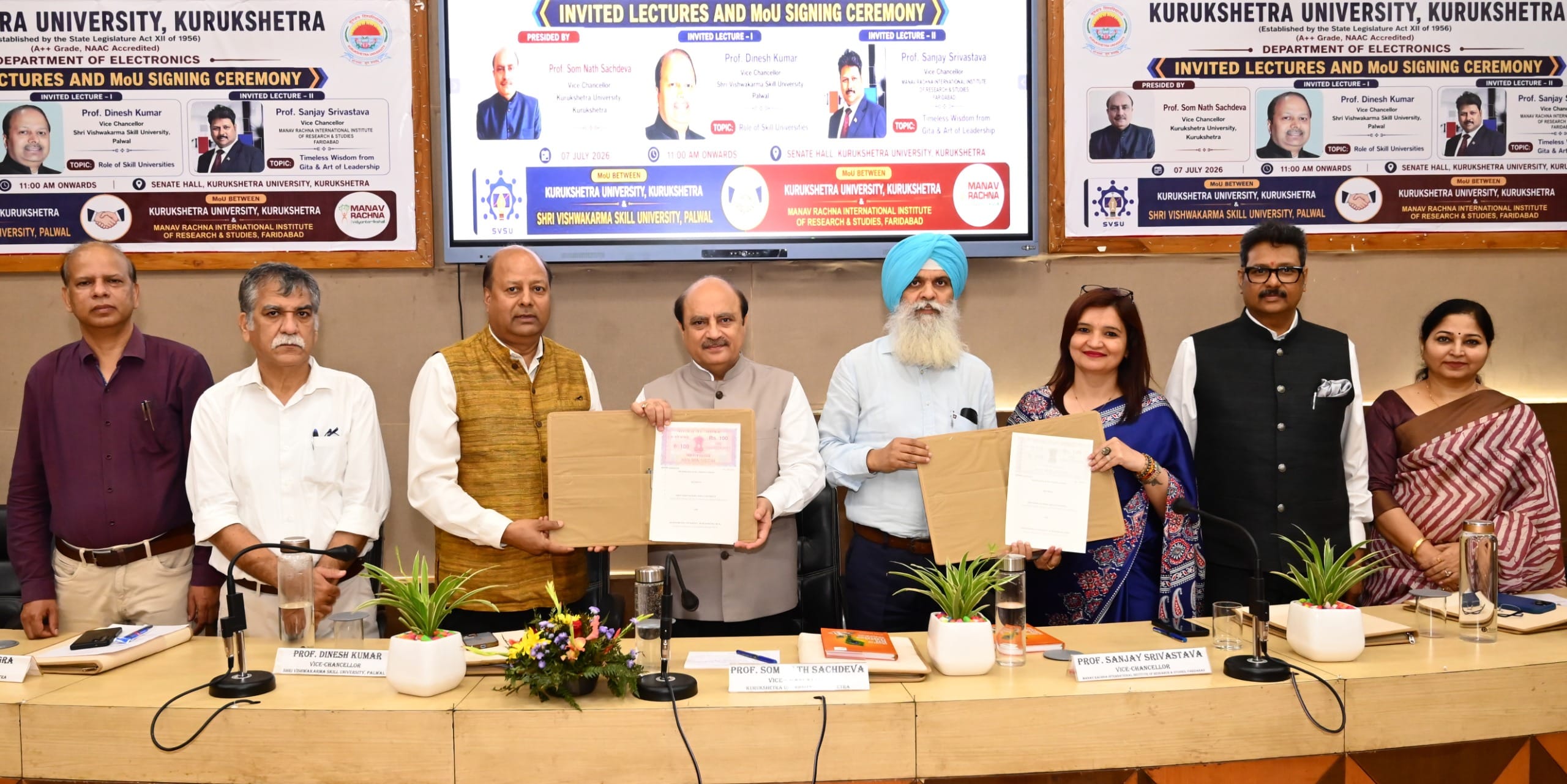 कुरुक्षेत्र। हस्ताक्षर होने के बाद एमओयू दिखाते केयू कुलपति सोमनाथ सचदेवा व अन्य विश्वविद्यालयो