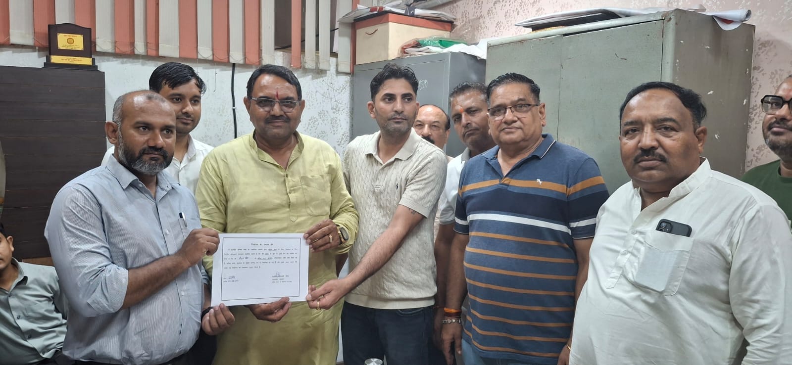 कुरुक्षेत्र। प्रमाण-पत्र दिखाते नवनियुक्त प्रधान मोहन सिंह राणा। संवाद