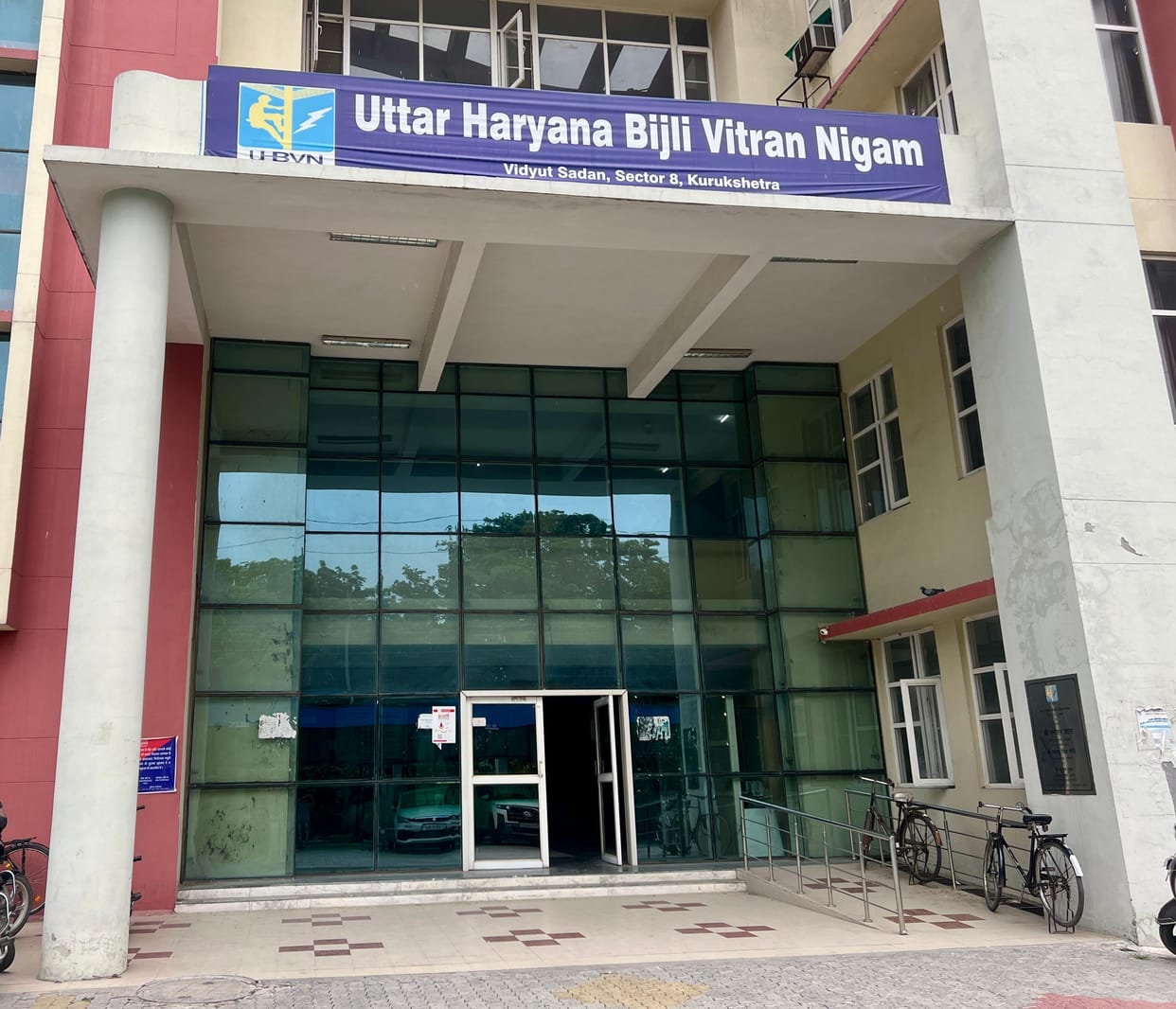 Electricity utility holds open forum for consumers; only two complaints received.