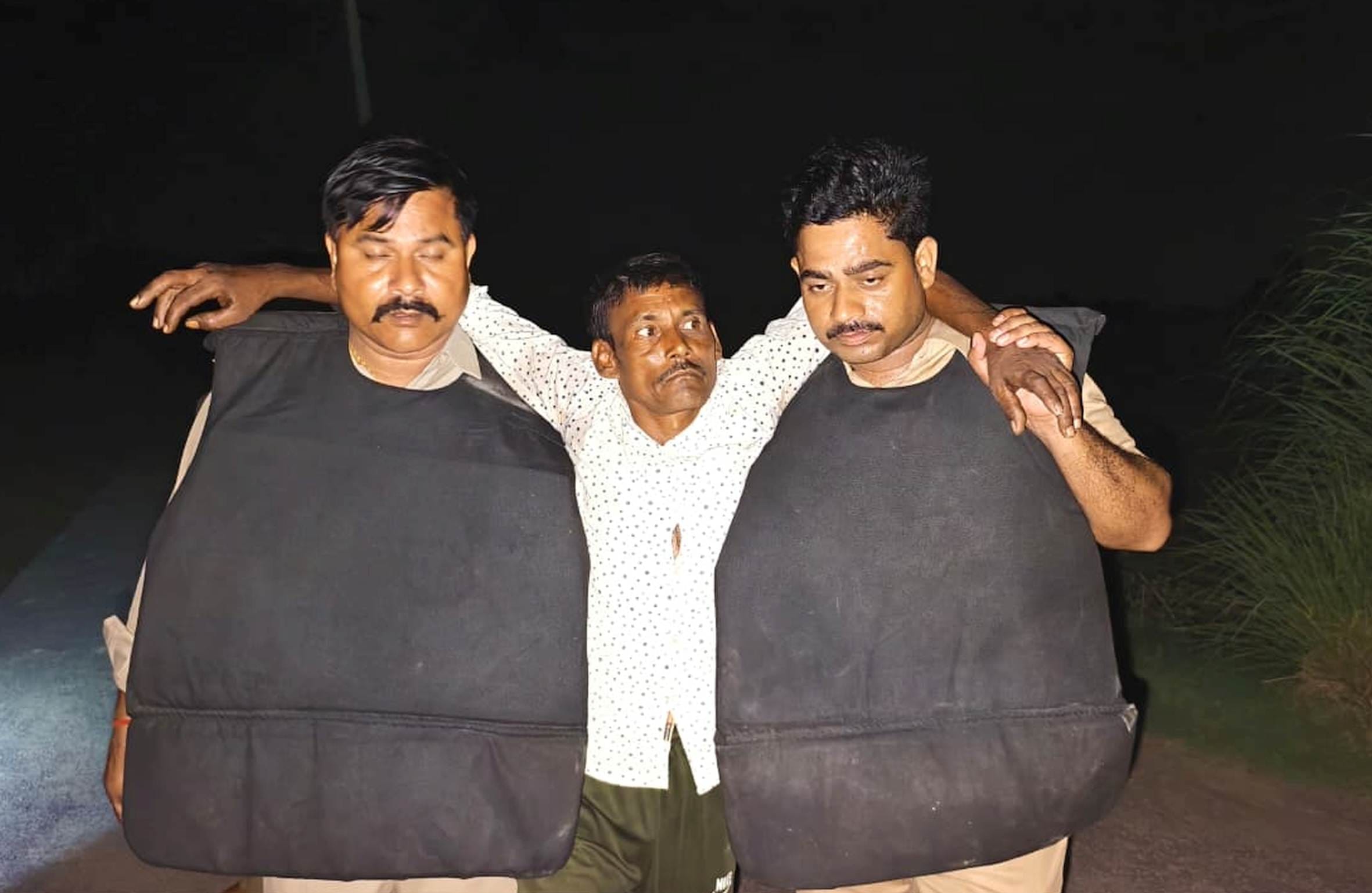 कैसरगंज में हरनी गांव के पास बदमाश व पुलिस की मुठभेड़ के बाद घायल आरोपी को ले जाती पुलिस।