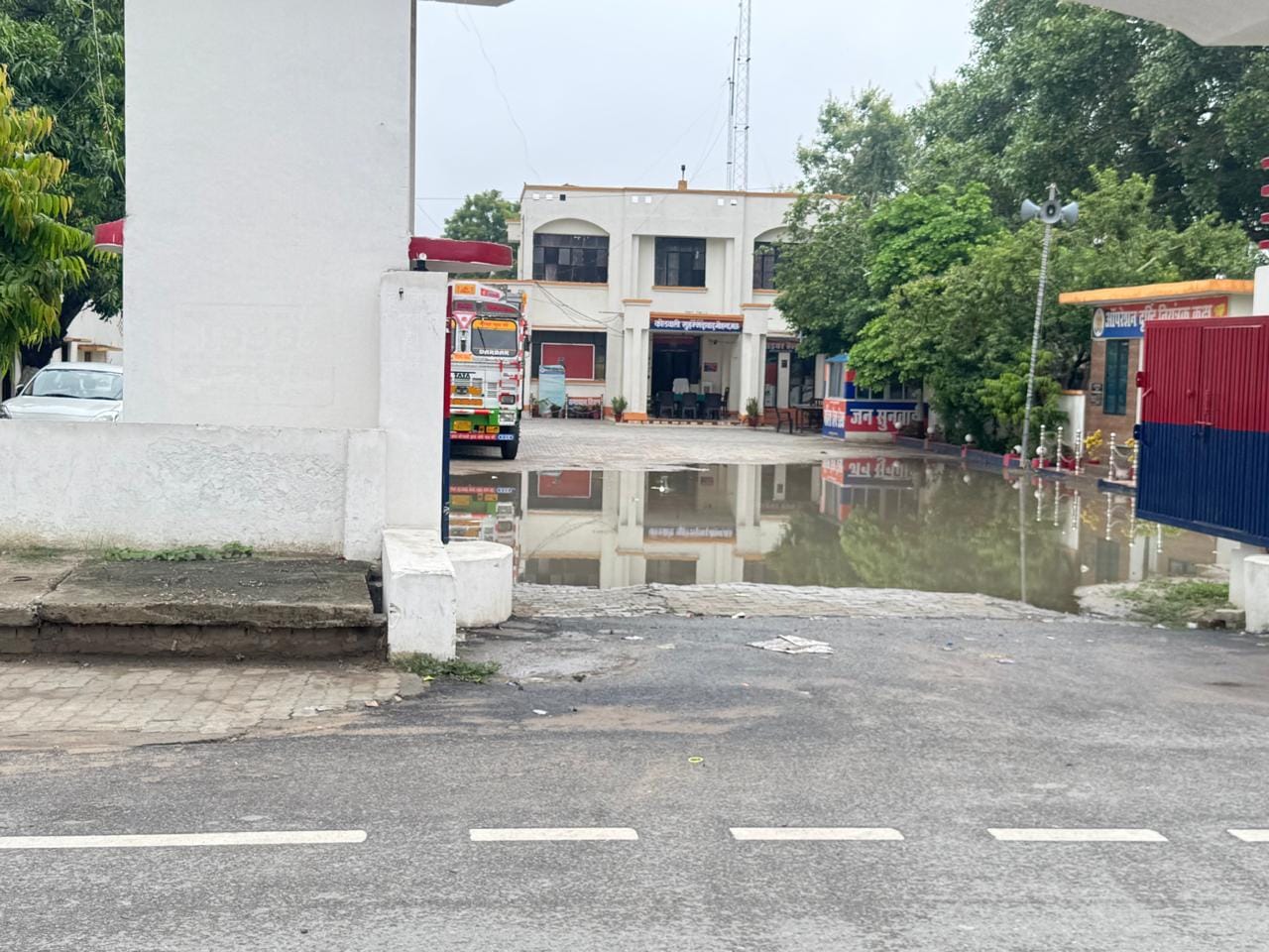 कोतवाली परिसर में लगा बारिश का पानी