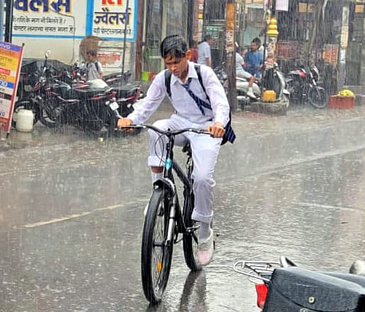Intermittent rain continues; roads and streets are flooded.