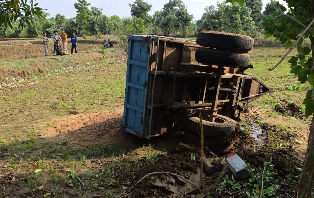 खेत में पलटी ट्रैक्टर ट्राली।