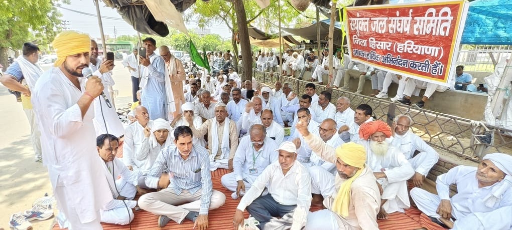 Farmers surrounded the DC office over supplying water from Barwala branch to other areas