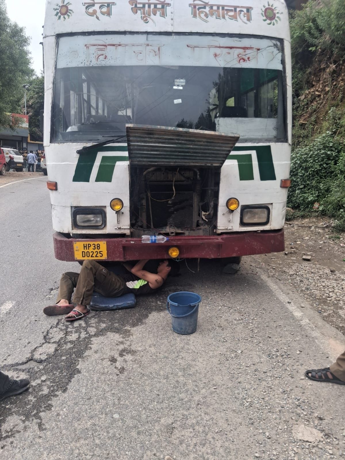 Mandi News: घटासनी में फिर रुक गई एचआरटीसी की बस