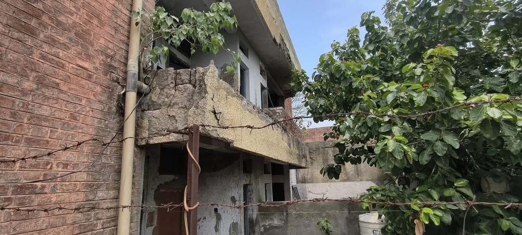 Life continues on a cracking foundation, 55 families are forced to live in the shadows of fear in crumbling quarters