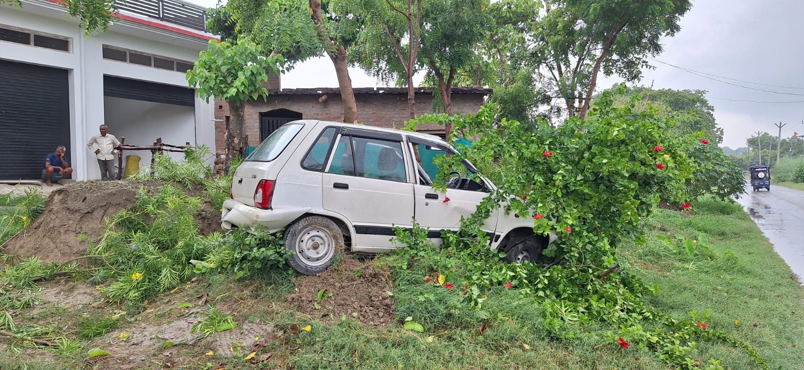 मधुबन थाना क्षेत्र के दुबारी में बेकाबू होकर पेड़ से टकराई कार