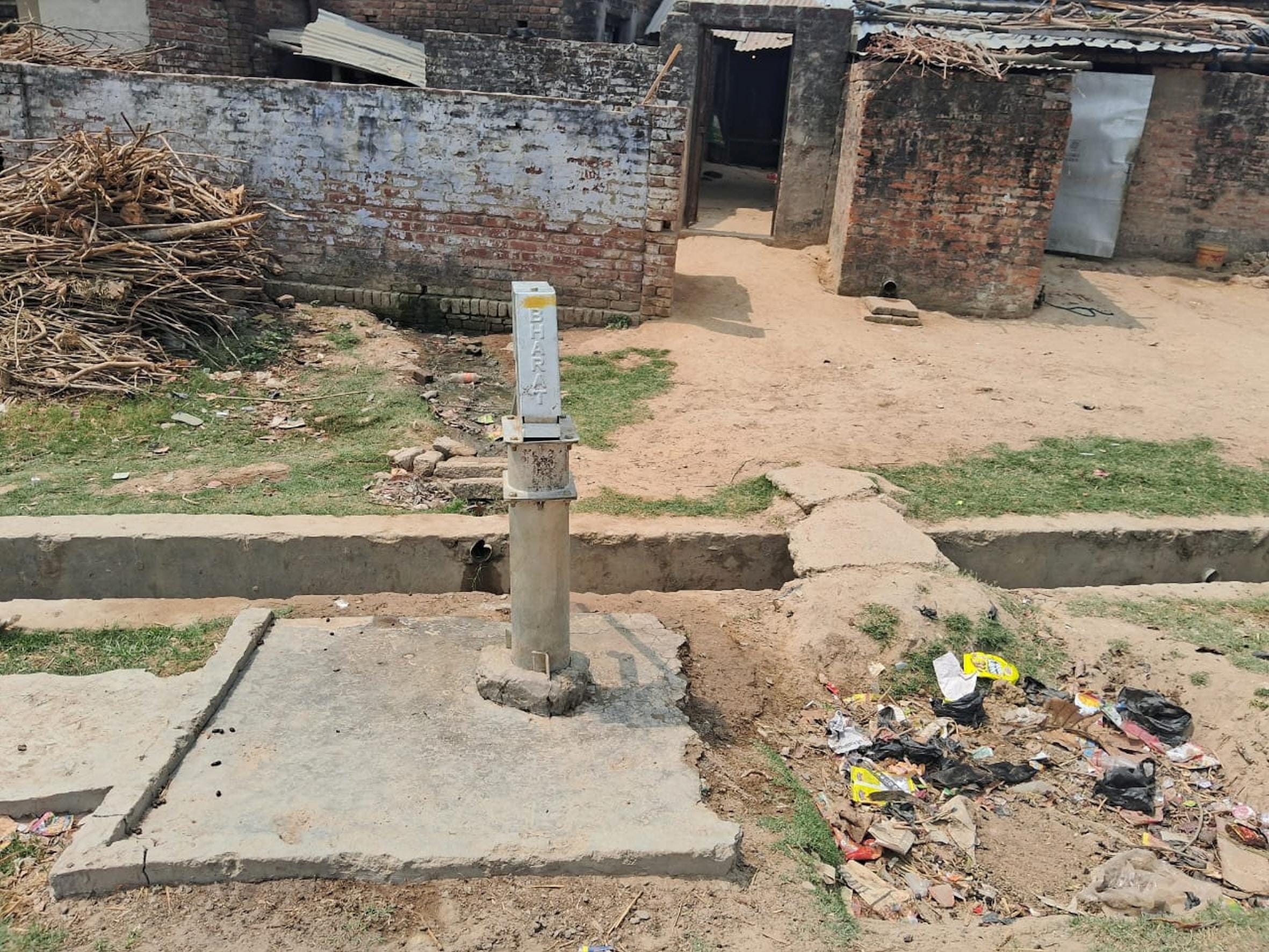 नवाबगंज के खैरहनिया में खराब पड़ा हैंडपंप।